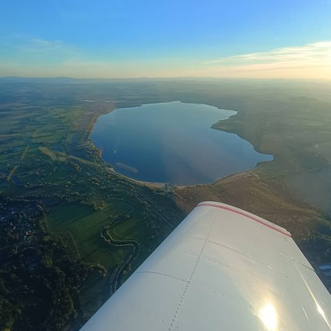 Abendflug über dem See